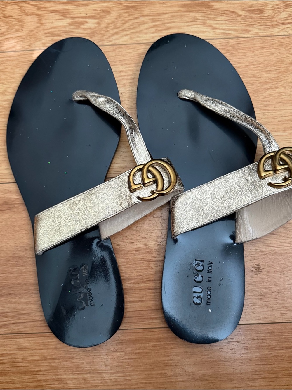 Gucci Metallic Gold and Black Leather Slide Sandals with Double-G Accent 39/8.5